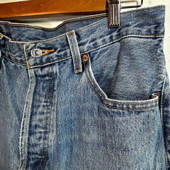 Levis 501 Jeans Mens 32x31 Straight Medium Wash Cotton Distressed Frayed - Picture 8 of 14